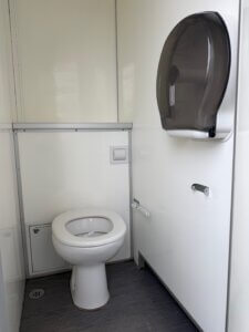 Stor toiletvogn med 10 toiletter.